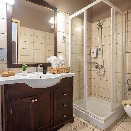 Manos Maria Chersonissos