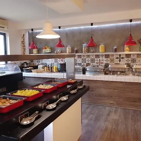 לינה וארוחת בוקר Manos Maria 4*